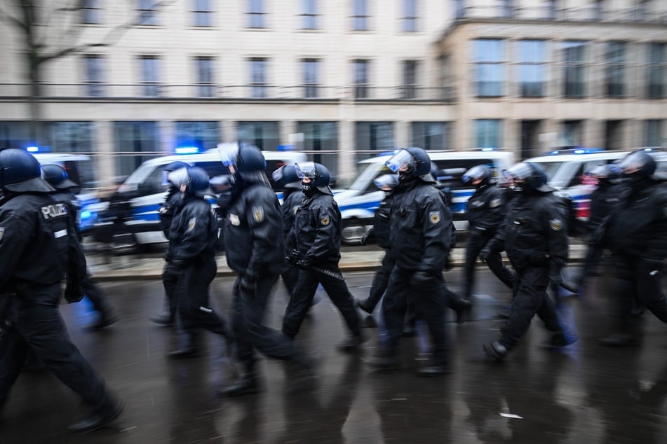 Die Dresdner Polizei stellt sich auf eine "konfrontative Versammlungslage" ein. (Symbolbild)