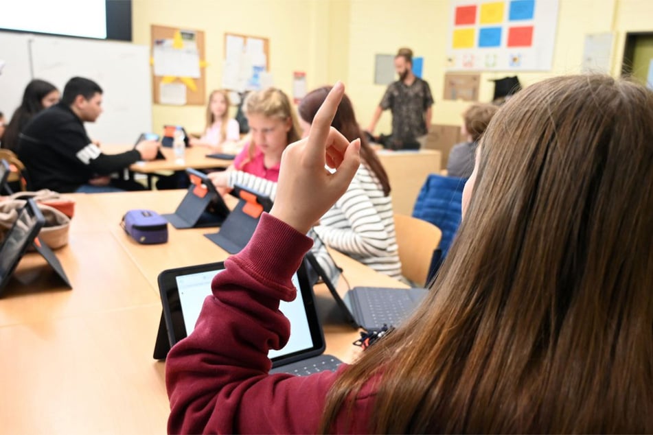 Der KI-Chatbot "AIS.chat" soll an Schulen in Sachsen-Anhalt genutzt werden. (Symbolbild)