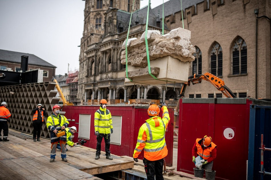 Der Fundamentblock des Toraschreins an der zerstörten Kölner Synagoge wurde wieder im Erdreich verankert.