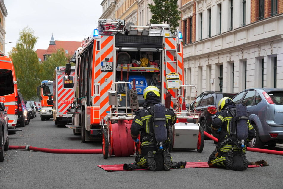 Leipzig: Dachstuhl fängt im Leipziger Westen Feuer: Bewohner retten sich aus Haus