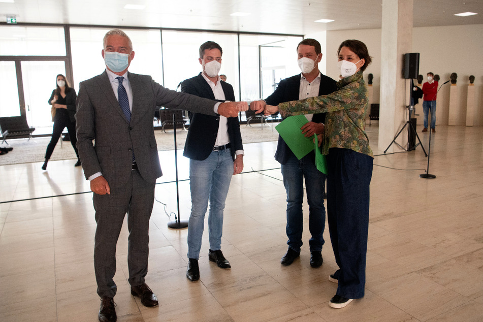 Thomas Strobl, Manuel Hagel, Oliver Hildenbrand und Sandra Detzer stehen nach dem Pressestatement zusammen.