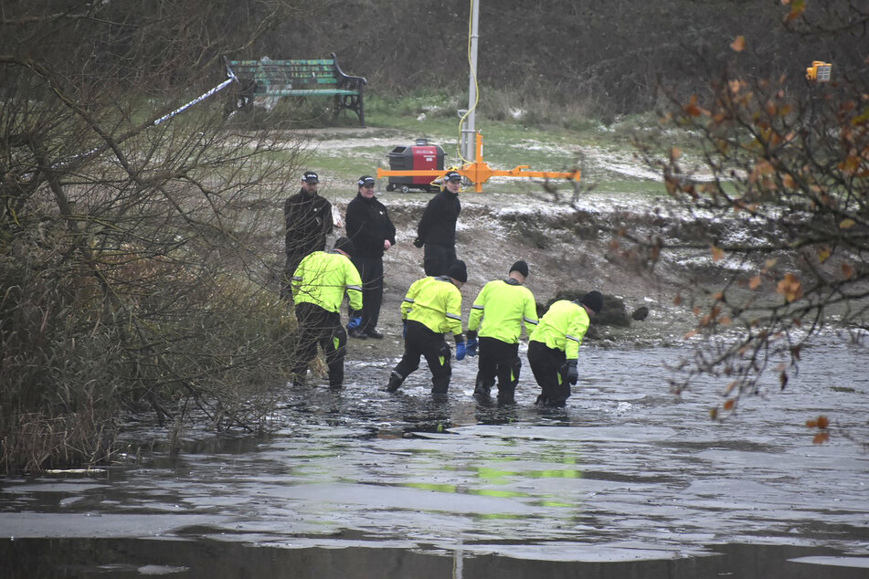 Noch immer suchen Rettungskräfte nach weiteren möglicherweise in einem See eingebrochenen Kindern. Drei von vier Jungen sind bereits gestorben.