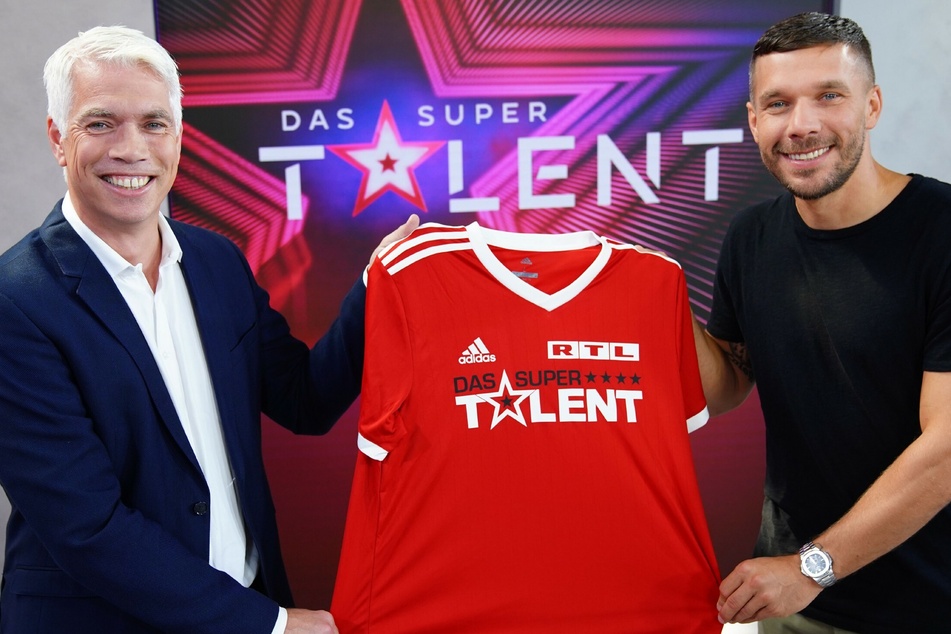 Henning Tewes, Geschäftsführer RTL Television & Co-Geschäftsleiter TVNOW und Lukas Podolski (l., 36) freuen sich auf die Zusammenarbeit.