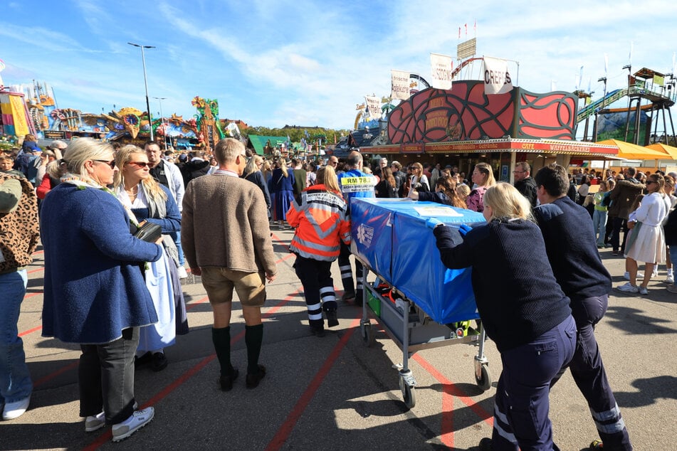 Sanitäter mussten sich um volltrunkene Besucher, aber auch um verletzte Personen oder das Wiesn-Personal kümmern.