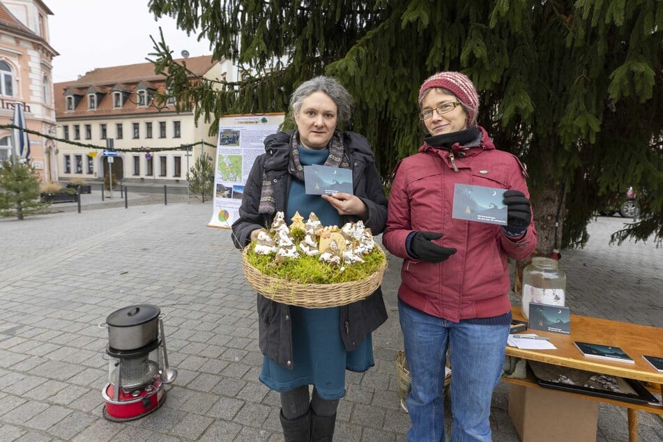 Elisabeth Lesche (50, l.) und Maria Schmitt (42) standen am Samstag auf dem Radeburger Markt und informierten über die neue Postkartenaktion.