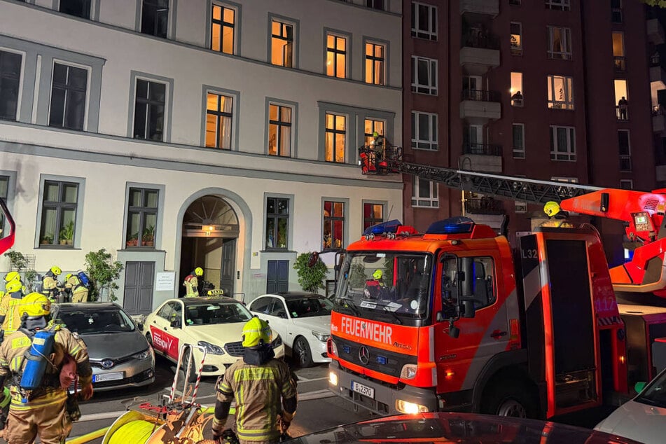 Die Feuerwehr kontrolliert mithilfe einer Drehleiter die Wohnungen beim Brand am Mariannenplatz in Kreuzberg.