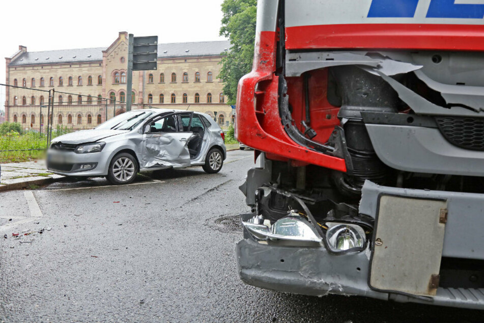 Der VW knallte beim Ausparken mit einem Lkw zusammen.