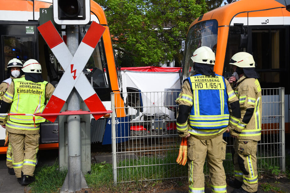 Rettungskräfte sind am Unglücksort in Heidelberg vor Ort.