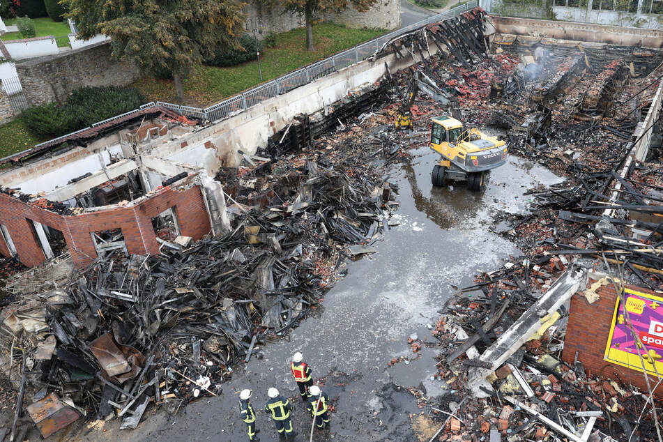 Feuer zerstört Supermarkt: Dach bricht während Löscharbeiten ein