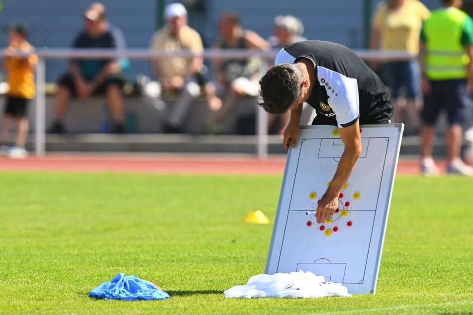 Dynamo-Coach Thomas Stamm (42) wird in den kommenden Wochen nicht nur an seiner taktischen Aufstellung feilen, sondern vor allem auch an der Zusammenstellung seines Kaders basteln.