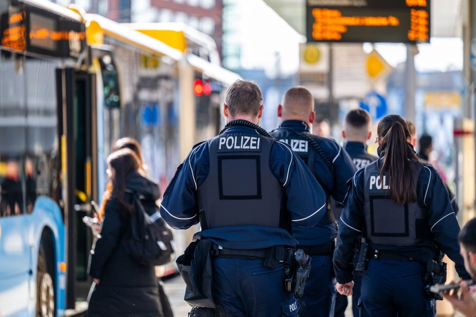 Am Dienstagabend bemerkten Beamte der OEG einen Mann mit einer Machete. (Symbolbild)