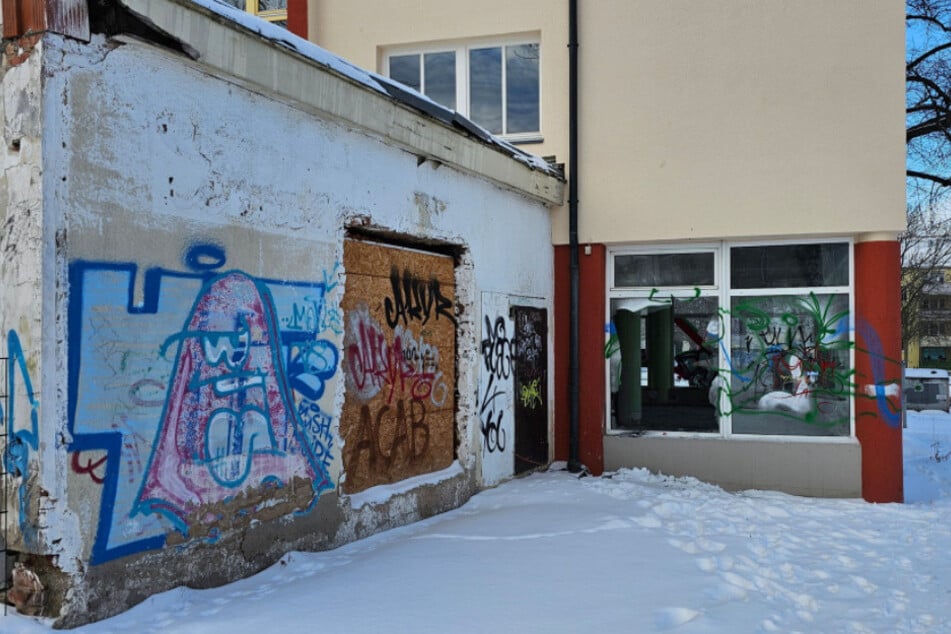 Die Scheibe wurde vollständig zerstört.