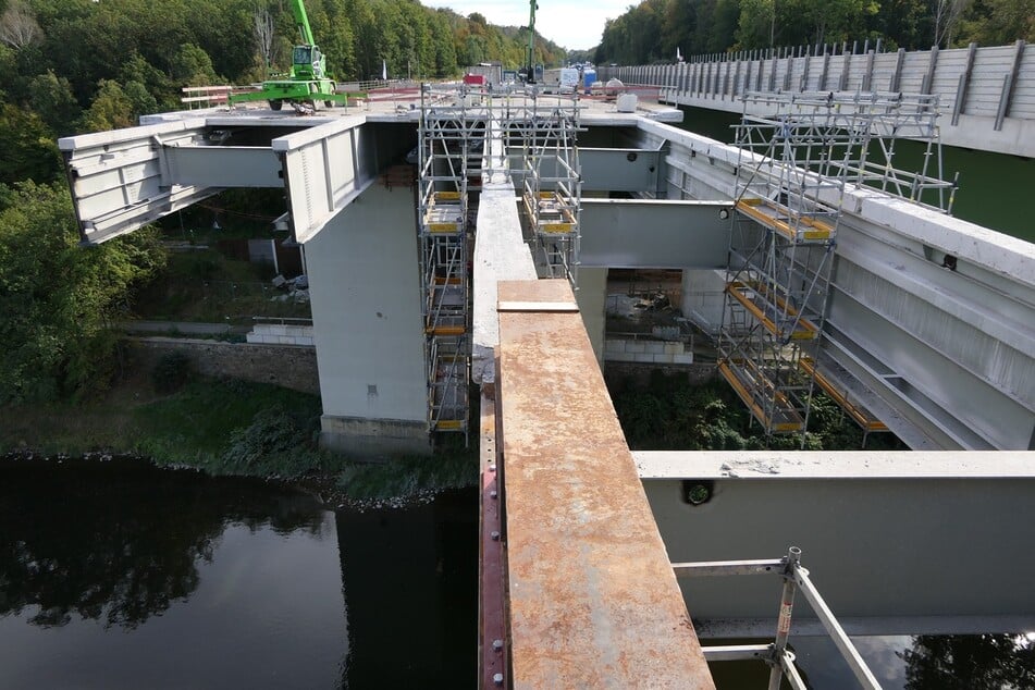 Im Sommer 2027 soll der erste Verschub des neuen Stahlüberbaus auf die Pfeiler erfolgen.