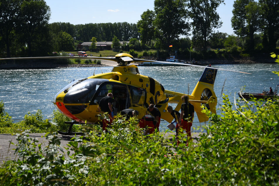Ein Rettungshubschrauber ist am Unglücksort im Einsatz.