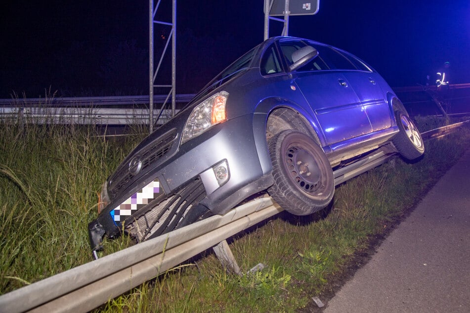Unfall A4: Mitternachts-Unfall auf der A4: Opel bleibt auf Schutzplanke stecken