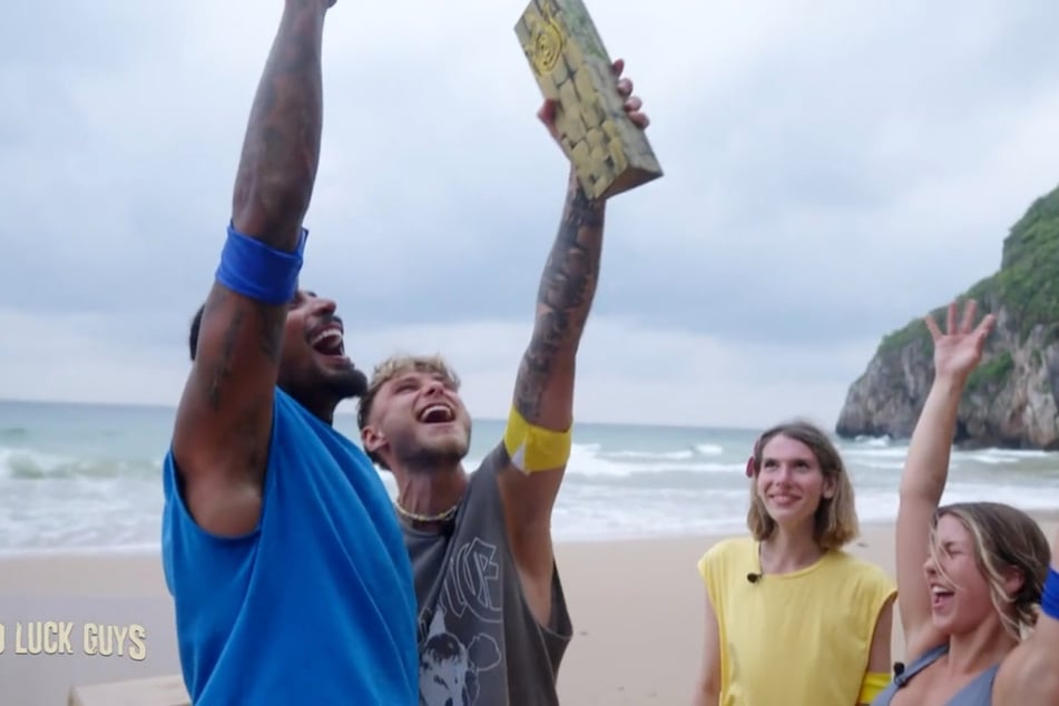 Die Drittplatzierten Julius und Ceyda (M.) geben im Finale freiwillig auf, freuen sich aber riesig für Team Blau.