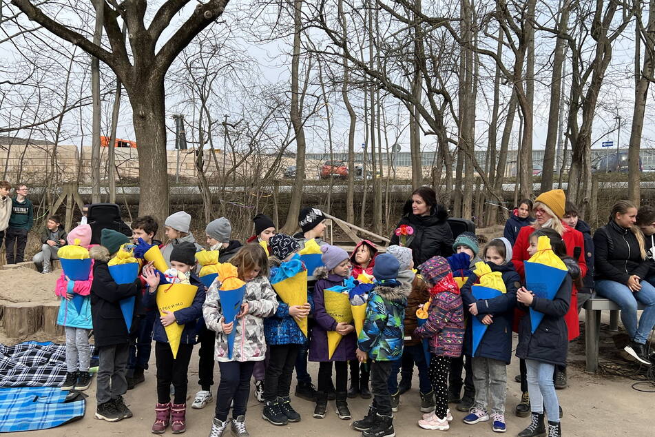 Mit blau-gelben Schultüten starteten die ukrainischen Schüler in ihr neues Schulleben an der gruuna-Waldorfschule Chemnitz.