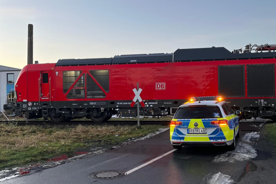 Unfall am Bahnübergang: Mann übersieht Güterzug