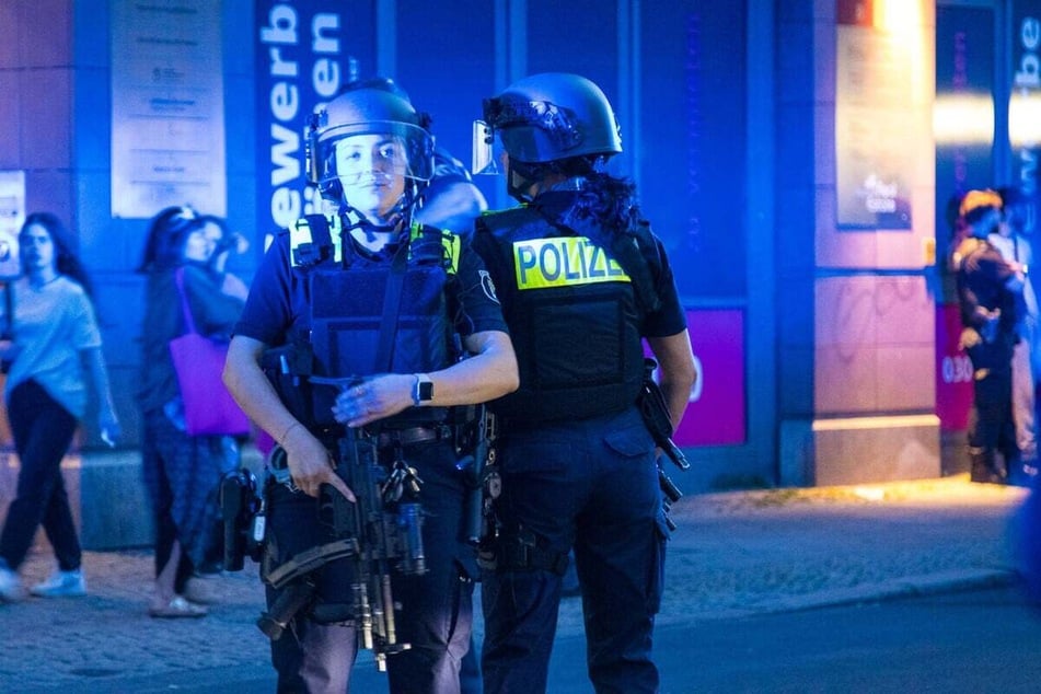 Die Polizei sicherte die Gegend mit Maschinenpistolen.