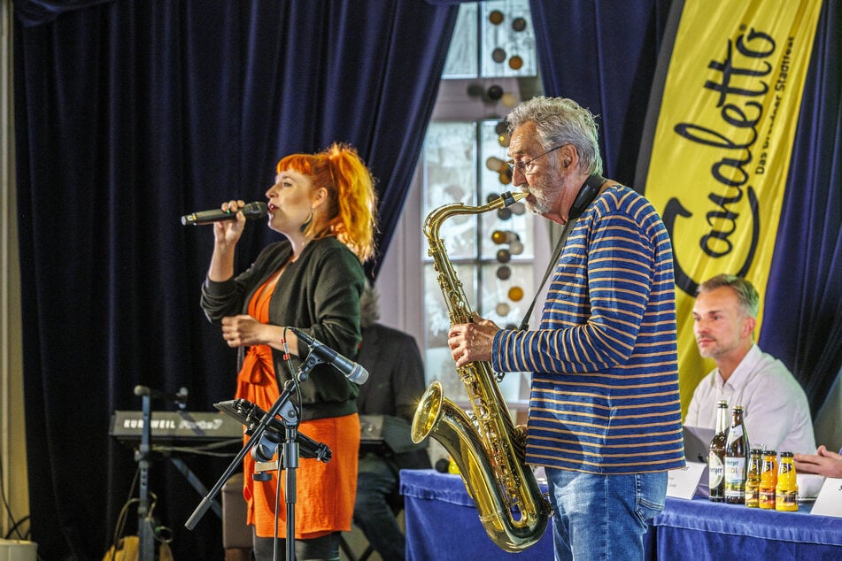 Sängerin Clarissa Karnikowski und Ex-electra-Musiker Bernd Aust treten beim Bandprojekt "Sascha Aust &amp; Friends" auf dem Theaterplatz auf.