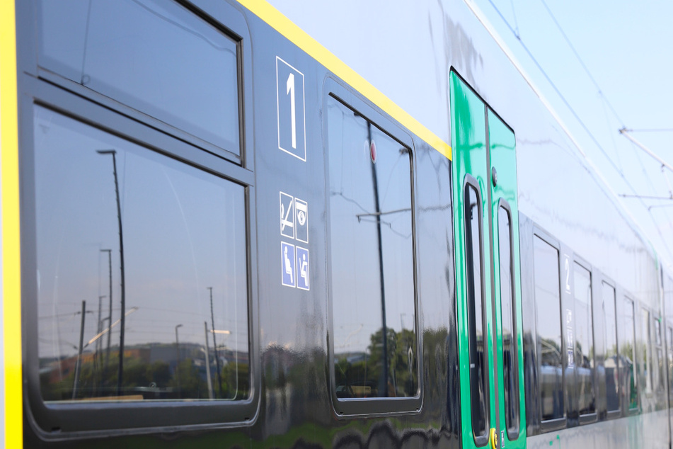 Die dreiteilige Bahn bringt Euch besonders umweltfreundlich von Chemnitz nach Leipzig.