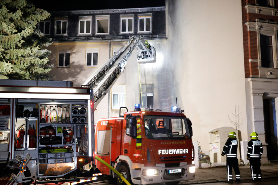 Die Feuerwehr kämpfte mit mehreren Einsatzkräften gegen die Flammen.