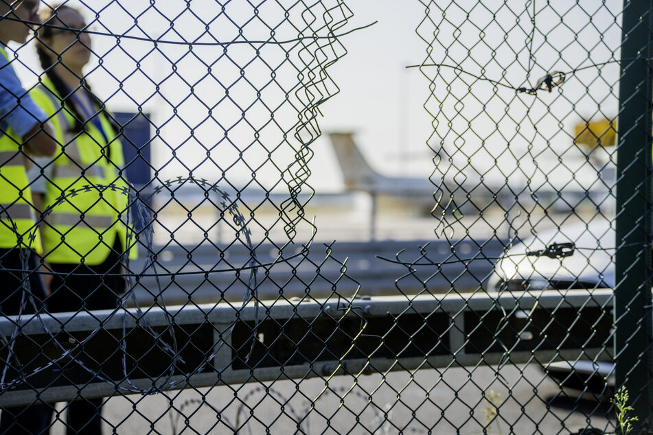 Am Frankfurter Airport hatten sich Aktivisten am Donnerstag Zugang zum Flughafengelände verschafft.