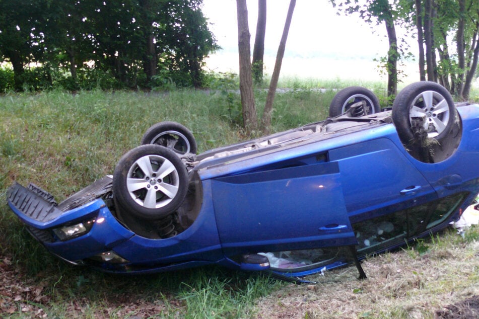 Auto landet nach Crash gegen Baum auf dem Dach: Fahrerin schwer verletzt!