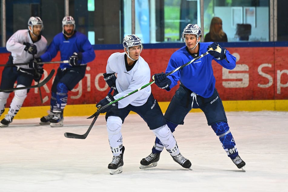 Der Fokus liegt derzeit auf dem Training. Hier versucht Justin Braun, Stürmer-Kollege Lance Bouma (l.) nicht in eine Anspielposition kommen zu lassen.