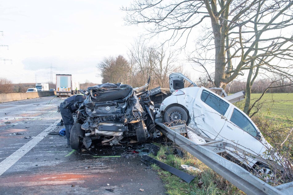 Der BMW war laut Polizei besetzt und an dem Unfall direkt beteiligt. Das weiße Auto fiel von einem Transporter blieb auf der Leitplanke hängen.
