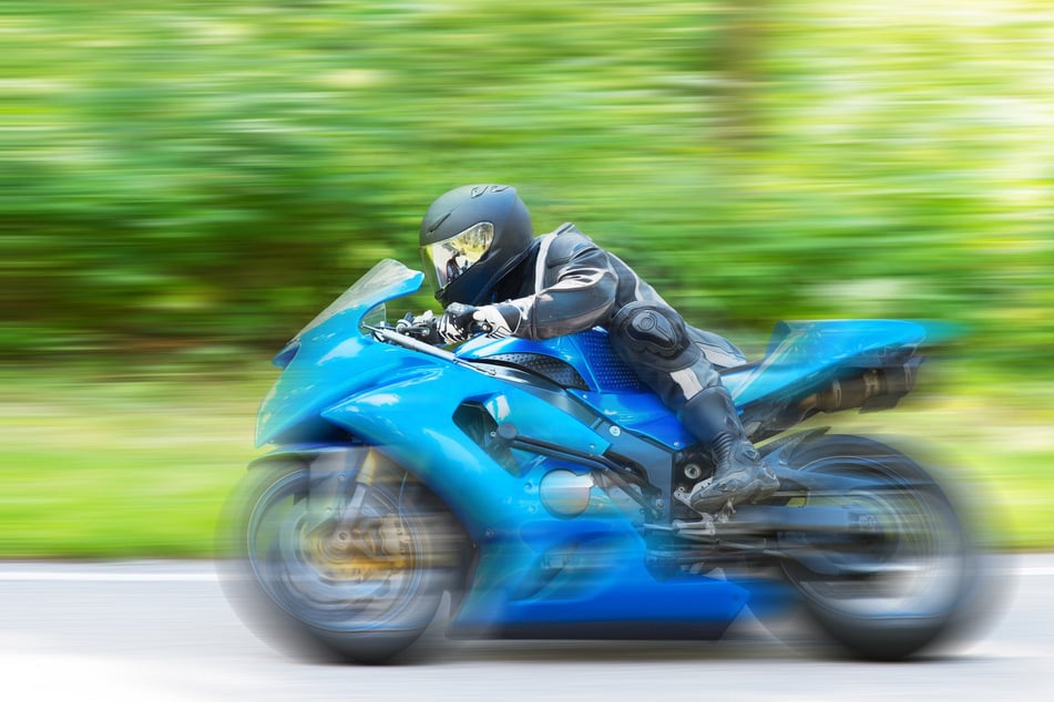 Mit seinem Motorrad ist ein 16-Jähriger auf einer Bundesstraße verunglückt und schwer verletzt worden.(Symbolbild)