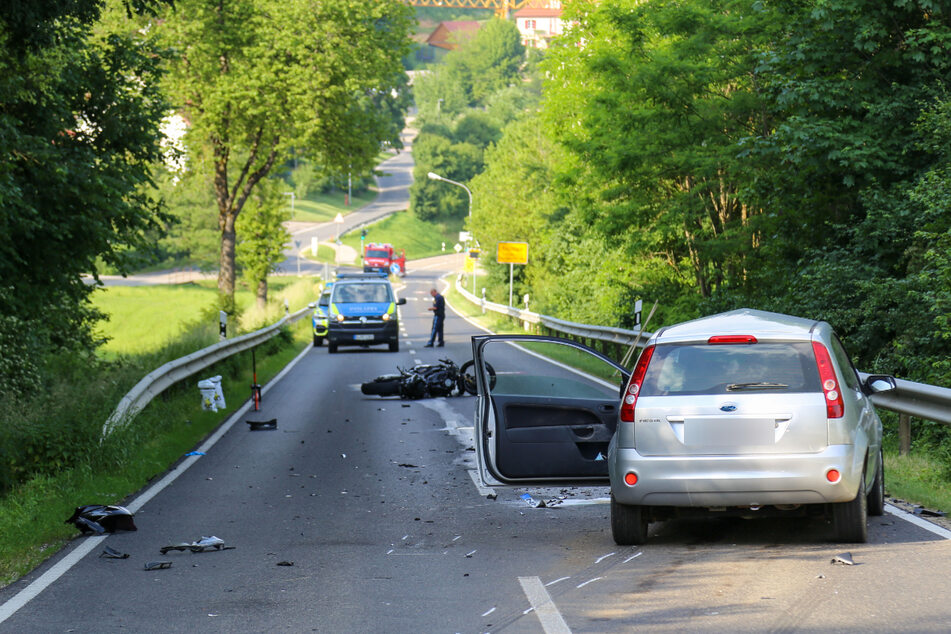 Die Unfallstelle auf der ST2251 nahe Berching im Landkreis Neumarkt in der Oberpfalz.