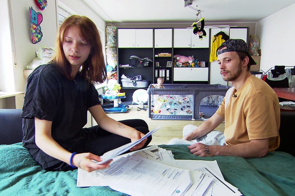 Angelique (20) und Mike (25) wollen das Jobcenter verklagen.