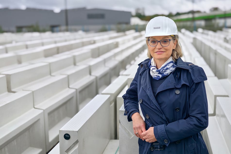 Chefin Annegret Haas (59) steht zwischen Betonelementen ihres Unternehmens.