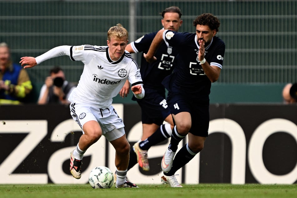 Jonny Burkardt (l) 9 durfte in den ersten 45 Minuten gleich dreimal zuschlagen.