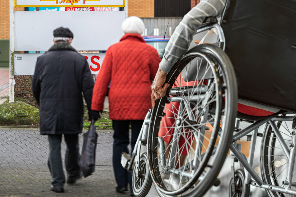 Die Rollstuhlfahrerin flüchtete vom Tatort. (Symbolbild, Bildmontage)