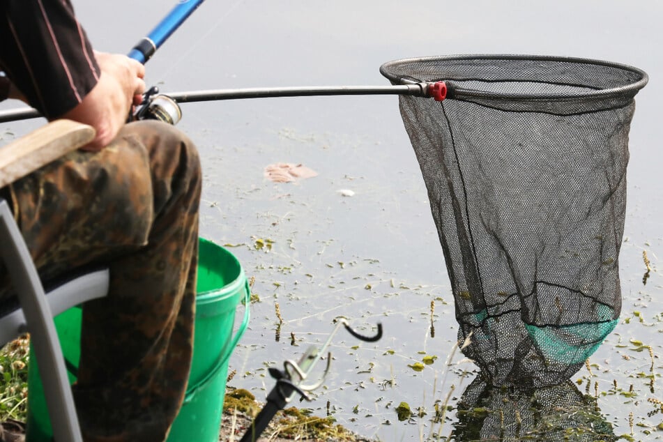 In Bayern wird derzeit ein Angler (76) vermisst. (Symbolbild)