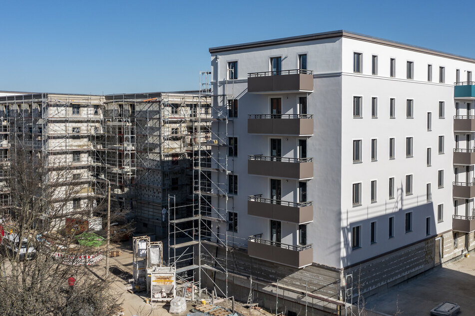 Die Zahl der Sozialwohnungen hat in Sachsen zuletzt wieder zugenommen. Der Bau wurde 2022 auch von der Sächsischen Aufbaubank gefördert. Dadurch entstanden insgesamt 1168 neue Wohnungen in Dresden und Leipzig.