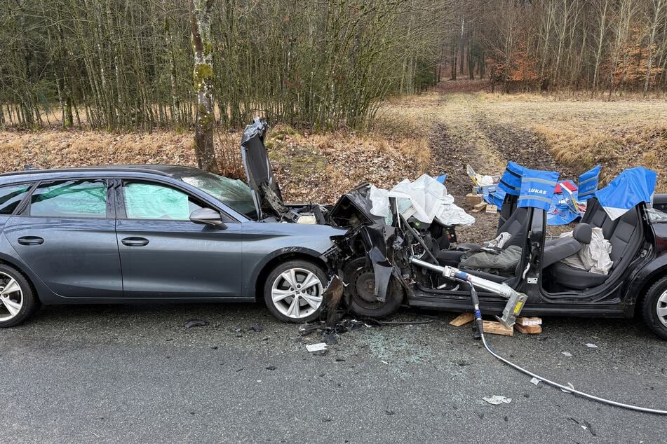 Die beiden Autos stießen frontal gegeneinander.