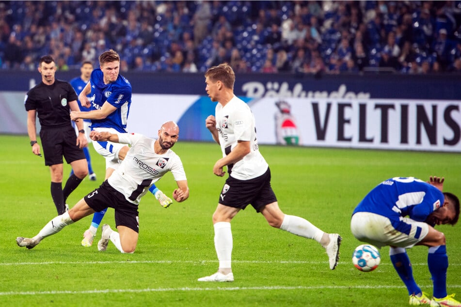 Die Knappen-Führung: S04-Angreifer Marius Bülter (3.v.l.) zieht ab, die Grätsche von FCI-Innenverteidiger Nico Antonitsch (3.v.r.) kommt einen Tick zu spät.