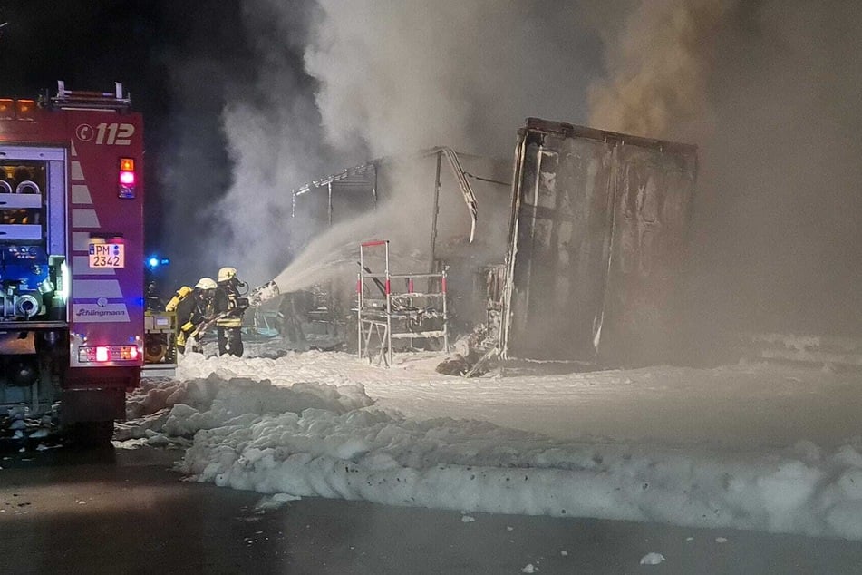 Auch ein Großaufgebot der Feuerwehr konnte das vollständige Ausbrennen eines Lkw-Anhängers nicht verhindern.