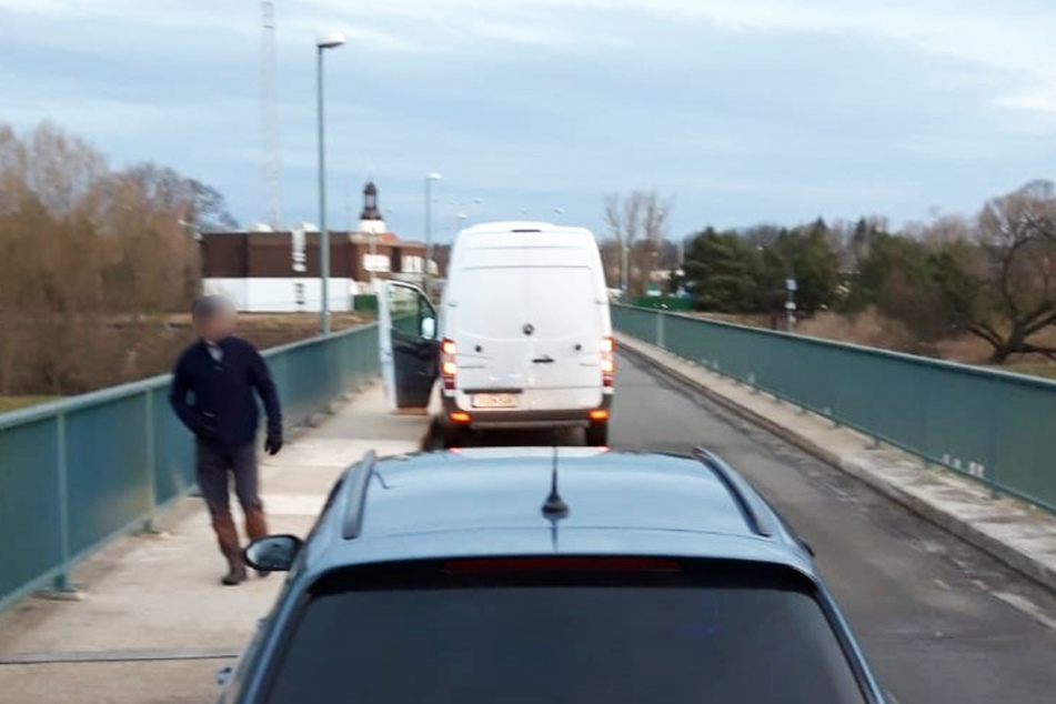 Aus diesem gestohlenen Sprinter sprang der Fahrer (36) in die Neiße.