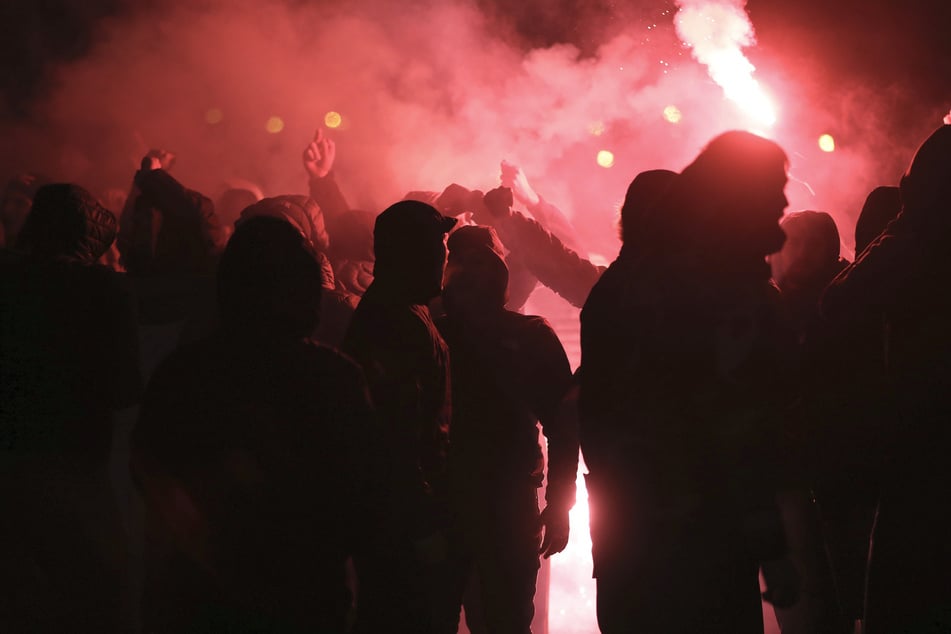 Die Angreifer sorgten für einen Hinterhalt, attackierten die Einsatzkräfte danach auf brutale Weise. (Symbolbild)