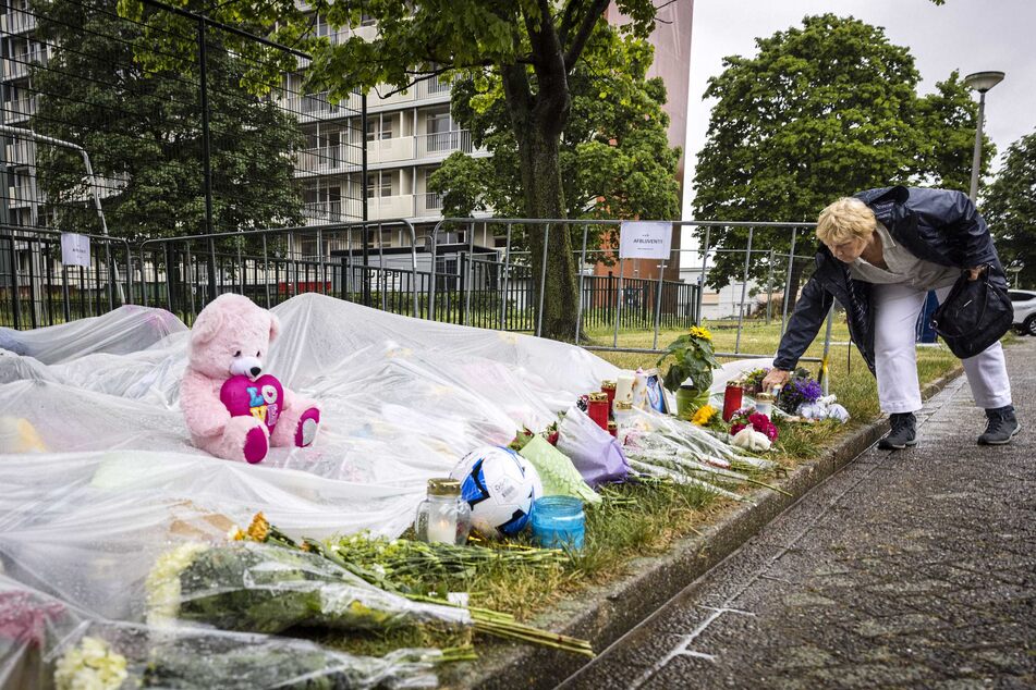 Auf dem Spielplatz in Kerkrade, wo der neunjährige Gino zuletzt gesehen wurde, legten Menschen Blumen nieder.