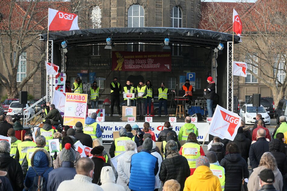 Hunderte Menschen versammelten sich am Samstag in Zwickau, protestierten gegen die geplante Schließung des Haribo-Werks in Wilkau-Haßlau.