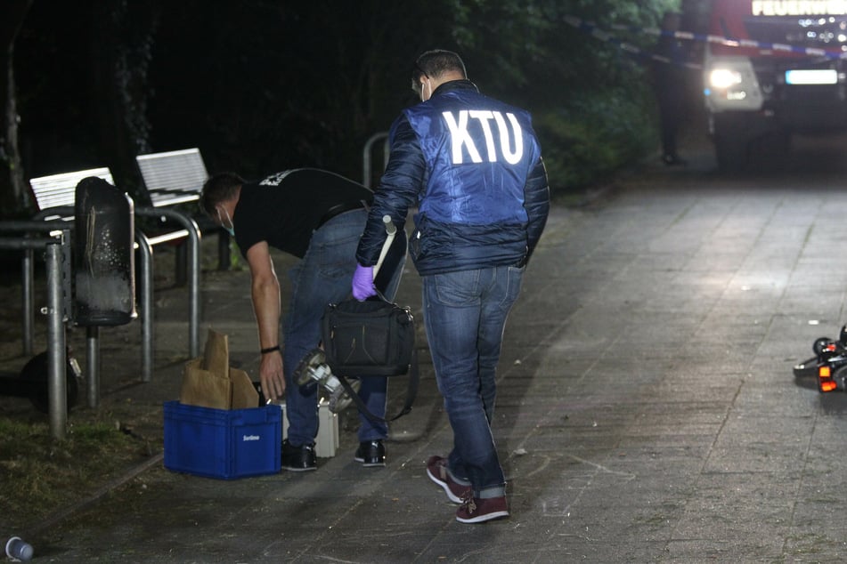 Bei der Festnahme der beiden geflohenen Straftäter aus der forensischen Psychiatrie in Bedburg-Hau ist einer der Männer durch eine Kugel mutmaßlich aus einer Polizeiwaffe tödlich getroffen worden.