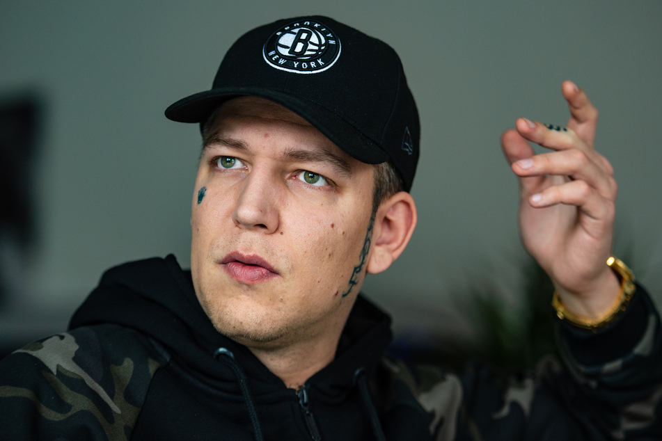 Marcel Eris (32) spricht bei einem Interview in seiner Wohnung.