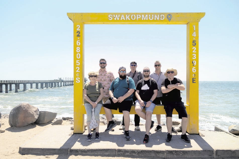 Erinnerungsfoto in der namibischen Küstenstadt Swakopmund, wo der Fluss Swakop in den Atlantik mündet.