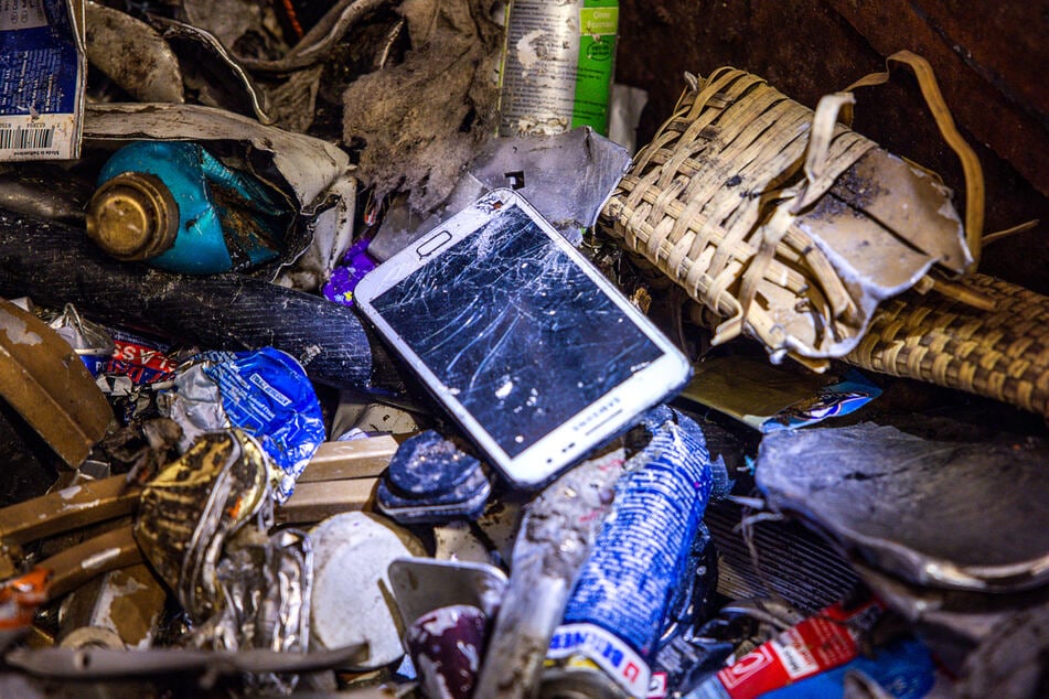 Auch Smartphones und andere Elektrogeräte, die Lithiumakkus beinhalten, sollten nicht im Hausmüll entsorgt werden. (Symbolfoto)