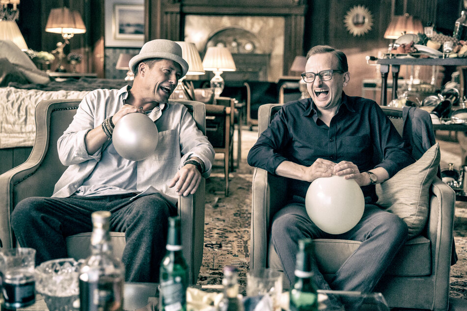Til Schweiger (l.) amüsiert sich neben Milan Peschel köstlich in Klassentreffen 1.0.